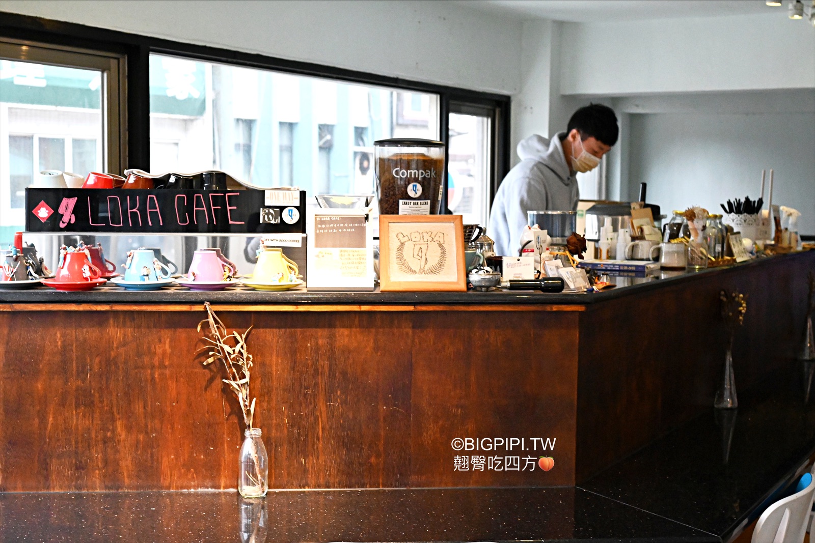 【基隆美食】LOKA CAFE，基隆港邊咖啡廳 店名取自高個老闆（菜單 價錢） @翹臀吃四方
