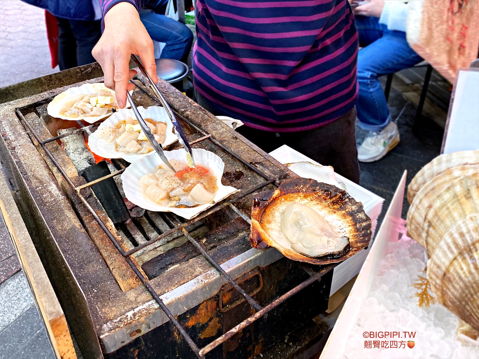 【大阪黑門市場美食】黑門市場 魚福，超大新鮮生蠔與醬烤扇貝（價錢） @翹臀吃四方