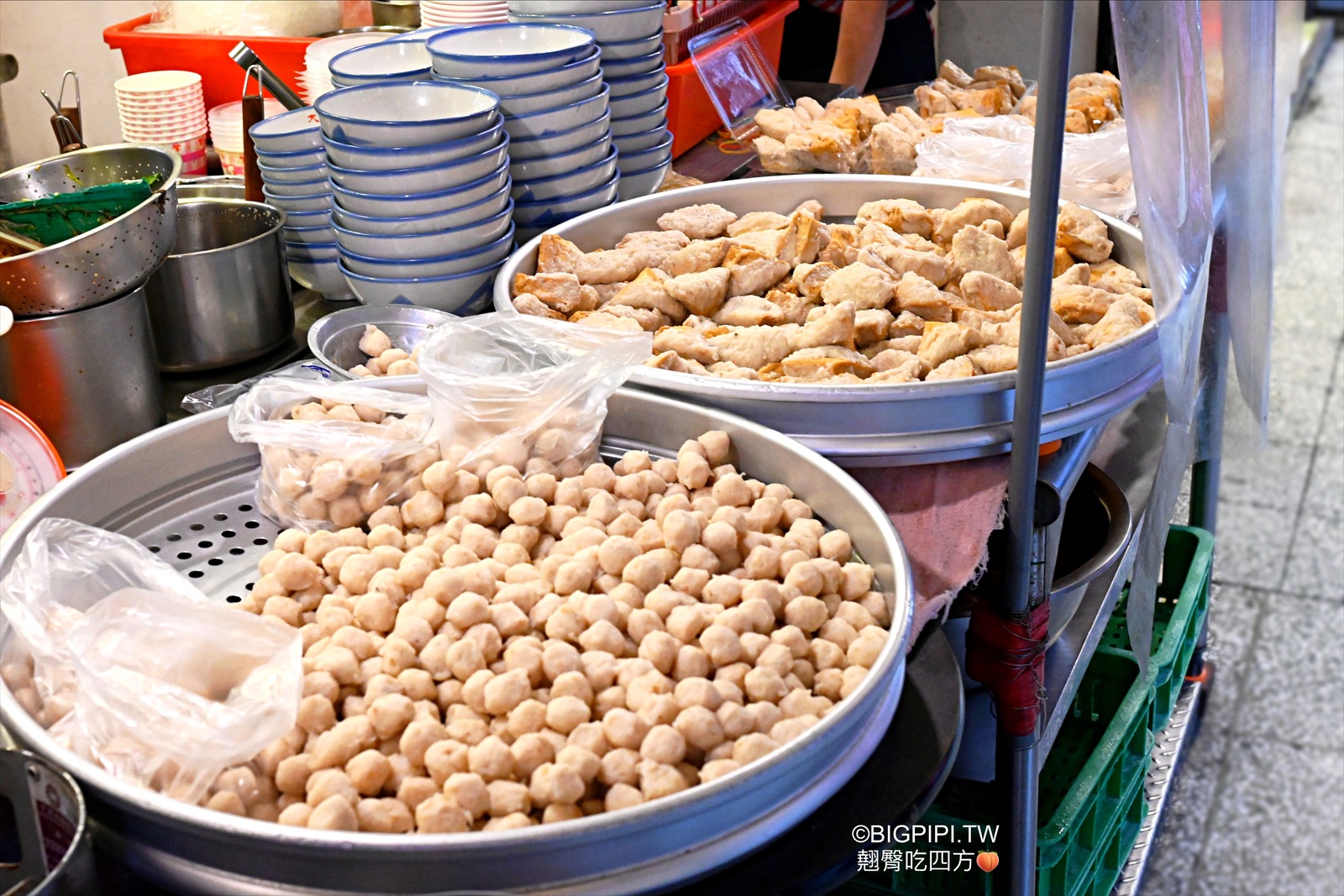 【基隆美食】大白鯊魚丸，70年老店販售基隆特色豆干包與梅干控肉飯（菜單） @翹臀吃四方