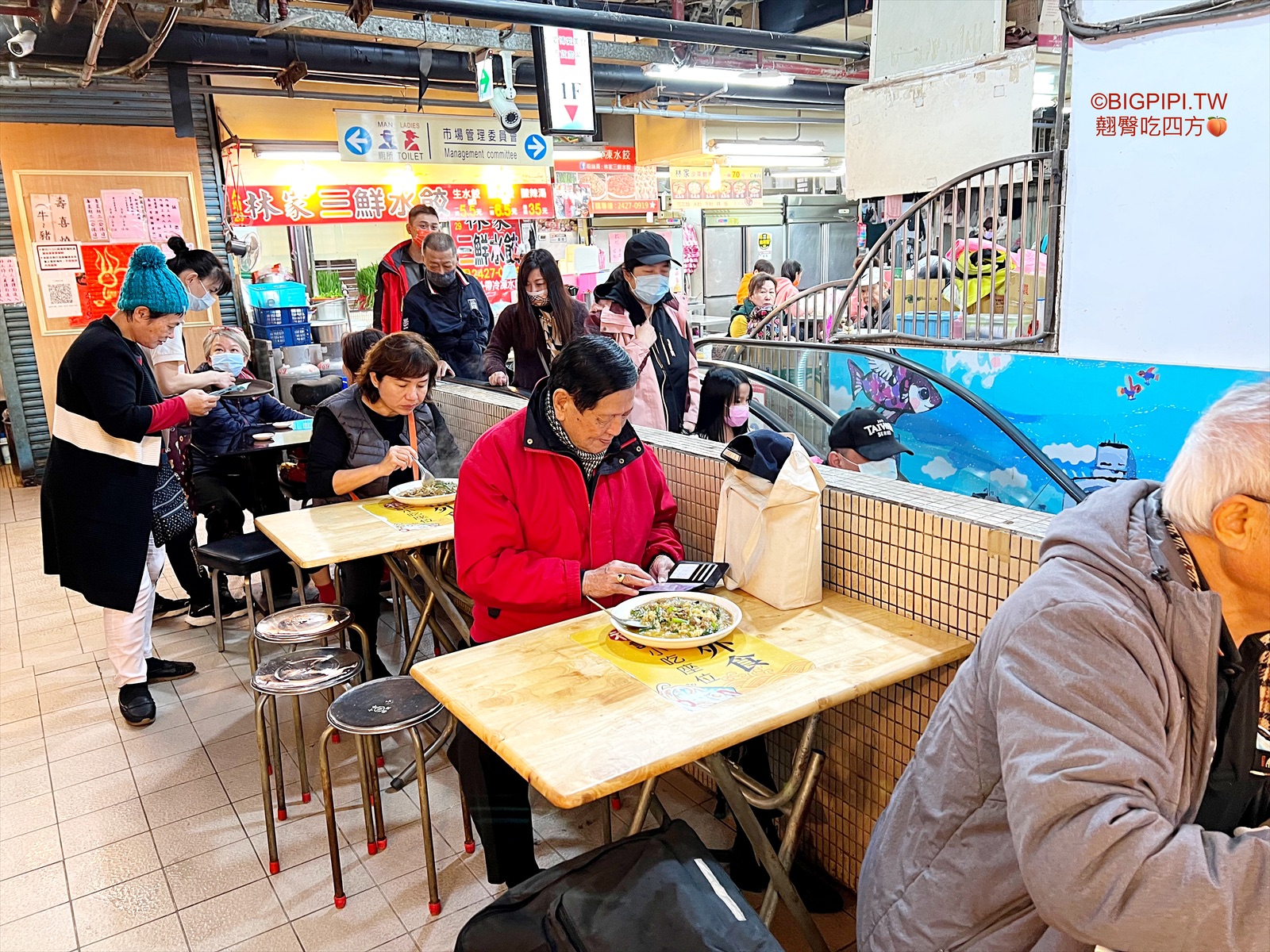 【仁愛市場美食】福記小吃，基隆仁愛市場 牛小排濕炒飯是招牌（菜單） @翹臀吃四方